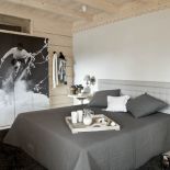 Tak naprawdę Miodula nie jest pensjonatem, tylko boutikowym hotelikiem. Na ścianie fototapeta od Klimka i Klusia.