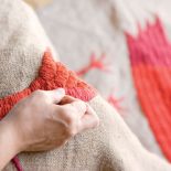 Tak powstają hafty Katarzyny Markiewicz.