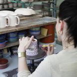 Tak powstają wzory na ceramice bolesławca