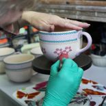 Tak powstają wzory na ceramice bolesławca