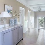 Tak samo jak mebel z marmurowym blatem maskujący sterowniki ogrzewania.