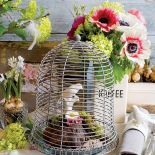 Taka dekoracja może stanąć także na świątecznym stole - np. wielkanocnym, a gdy wypełnimy klatkę bombkami - na stole