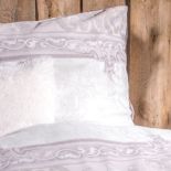 Taka pościel przywołuje wspomnienia wakacji na wsi - biała, elegancka, z delikatnymi wzorami. Home You.