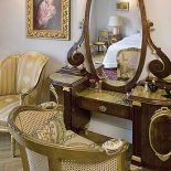 Taka toaletka to ozdoba sypialni. Rezydencja strojna w antyki