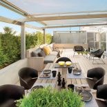 Taki taras w mieszkaniu w bloku to spełnienie marzeń.