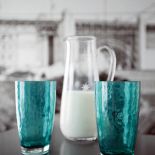 Także elementy dekoracyjne są zdominowane przez biel i morski błękit.