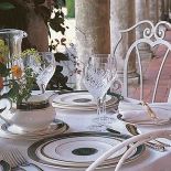 Talerz obiadowy z kolekcji Biltmore kosztuje 326 zł, sosjerka - 701 zł, spodek pod sosjerkę - 440 zł. Do