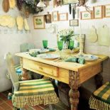 Talerze malowane w niebieskie ryby i grzyby to rekwizyty z benefisu Jeremiego Przybory na Festiwalu