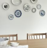 talerze dekoracyjne na ścianie w jadalni