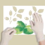 Tamponem umoczonym w farbie wypełniamy kolejne elementy szablonu