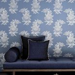 Tapeta Ajoure z kolekcji Cabochon za 790 zł/rolka. Łóżko z tkaniną Lido (285 zł za metr).