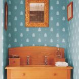 Tapeta Bumble Bee z symbolem napoleońskiej pszczoły - wzór pochodzi z fragmentu jedwabiu odnalezionego w