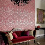 Tapeta na ścianie i oprawiona w złote ramy. EXIM