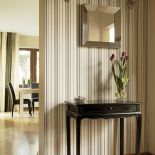 Tapeta od Ralpha Laurena oraz klasyczne kinkiety i konsola od Monteverdi.