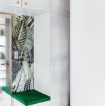 biały przedpokój z zielonymi dodatkami