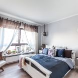 Tapeta w delikatne białe groszki urozmaica ścianę, doskonale komponując się z drewnianą podłogą.