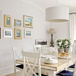 Tapeta w drobniutkie paseczki to marka Ralph Lauren. Natomiast ściany i meble pomalowane są farbami Farrow Ball.