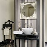 Tapeta w pasy konsola zaaranżowana na blat pod umywalkę.