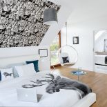 Tapeta z Bogartmem i Clarkiem Gable em i jest o kim śnić. Do kompletu fotel bubble i pościel w renifery marki By Nord.