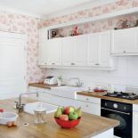 Tapeta ze scenkami rodzajowymi w różowym kolorze pojwia się w jadalni i kuchni.