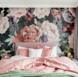 tapeta na ścianie za łóżkiem