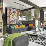 Tapety na kubiku kryjącym szatnię i lodówkę z kawiarką.