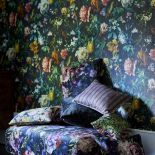 ciemna tapeta w sypialni