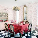 Tapety ze scenkami rodzajowymi w ulubionym przez właścicieli różowym kolorze.