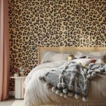 tapeta na ścianie za łóżkiem aranżacje