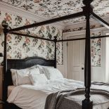 tapeta na suficie w sypialni