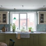 tapeta w kuchni między szafkami a blatem