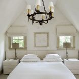 Tapicerkę zagłówka, zasłony i abażury zrobiono z tkanin amerykańskiej marki Duralee.