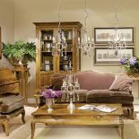 Tapicerowana welurem kanapa Phillip aż zaprasza do siedzenia. Kupimy ją za 4800 zł. Fotel z tej samej kolekcji kosztuje