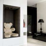 Tapicerowana welurem wnęka z misiem to ulubione miejsce synka Damiana.