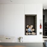 Tapicerowana welurem wnęka z misiem to ulubione miejsce synka Damiana.