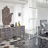 Tapicerowane fronty sprawiają, że komody i kredensy wyglądają lekko i zabawnie.