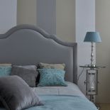 Tapicerowane łóżko z wysokim szczytem od Decolor.