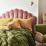 tapicerowany różowy zagłówek łóżka