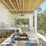 Taras i dom utrzymane są w kolorach natury. Jest odcień piasku, są szarości i kilka nut niebieskiego.