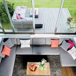 Taras i salon tworzą prawie jedno pomieszczenie dzięki ogromnym rozsuwanym oknom.