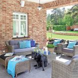 Taras ma ponad 40 metrów i jest w połowie zadaszony.