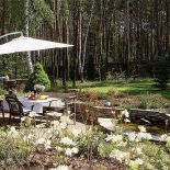 Taras oddzielony od salonu szklaną ścianą.