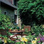 Taras otaczają kwiaty. Pejzaż wymyślony przy sztalugach