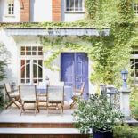 Taras otocza zieleń ogrodu. U wydawców tygodnika „Wprost”