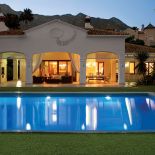 Taras to zarówno salon, jak i całodobowa jadalnia z widokiem na basen.