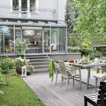 Taras utrzymany w tonacji błękitnej szarości.