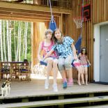 Taras z huśtawkami to ulubione miejsce zabaw dzieci. Olga i Anielka, córki malarza, bawią się z koleżankami pod czujnym