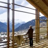 Taras z widokiem na góry. Dom z drewna i szkła