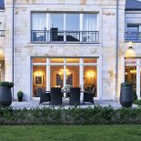 Taras zrobiony jest z otoczaków i nawiązuje do piaskowej elewacji.