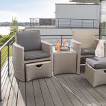 Zestaw mebli z plecionki, który pozwoli zaoszczędzić miejsce dzięki chowanym pufom. Fot. Kettler